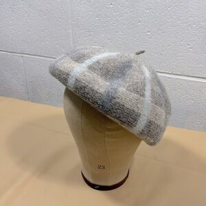 Hundred percent wall, Canadian hat, French barrette​​​​​​​​​